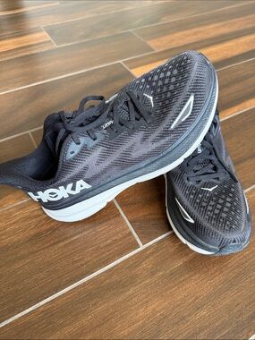 Hoka Men's Black and White Clifton 9 Athletic Shoes Size 9